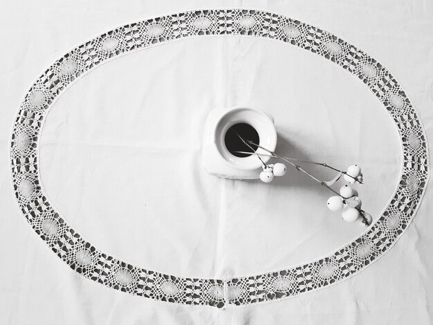 haft kwiatowy na obrusie